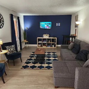 Centauri Vacation Beautiful 2-bedroom Condo, Near Attractions, Free Parking & Wi-fi, King Bed Apartamento